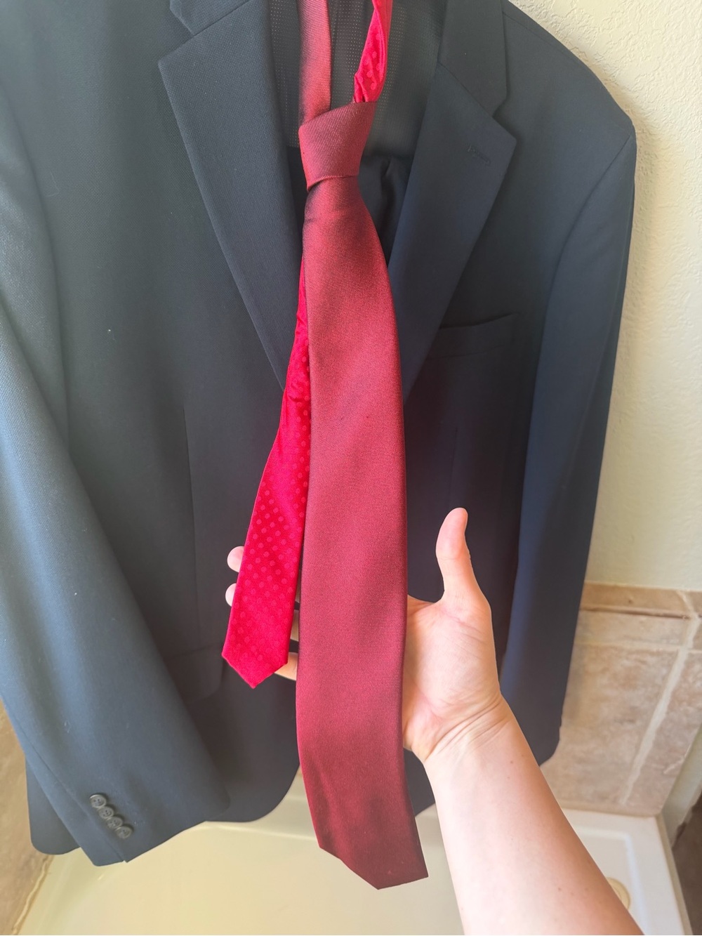 Classic Perry Ellis Navy suit w/ Burgundy Tie - Picture 8 of 10